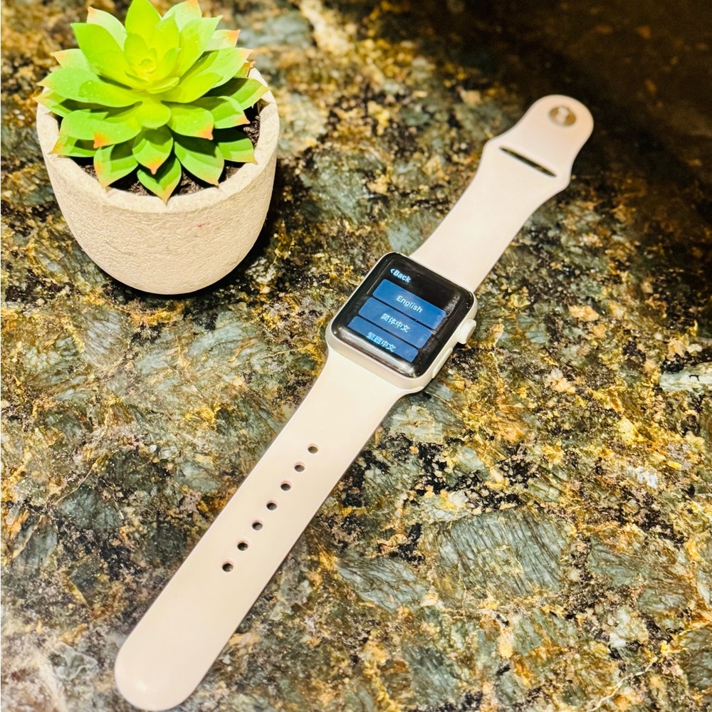 Apple Smartwatch series 2.
38 mm aluminum case with Silver Frame and Cream Band